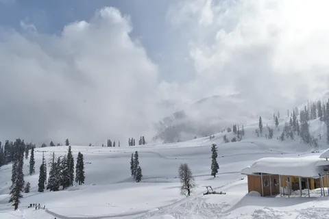 Kashmir Winter Snow Package 5N/6D | Safari Sutra Holidays Snow-covered Gulmarg meadow and Gondola in winter Kashmir — winter snow holiday package India